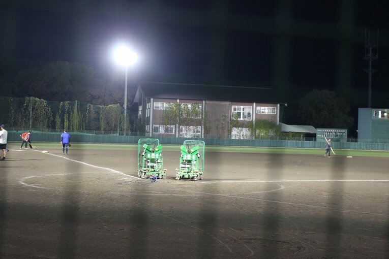 しっかりとしたナイター設備の中で練習する部員たち　©NumberWeb