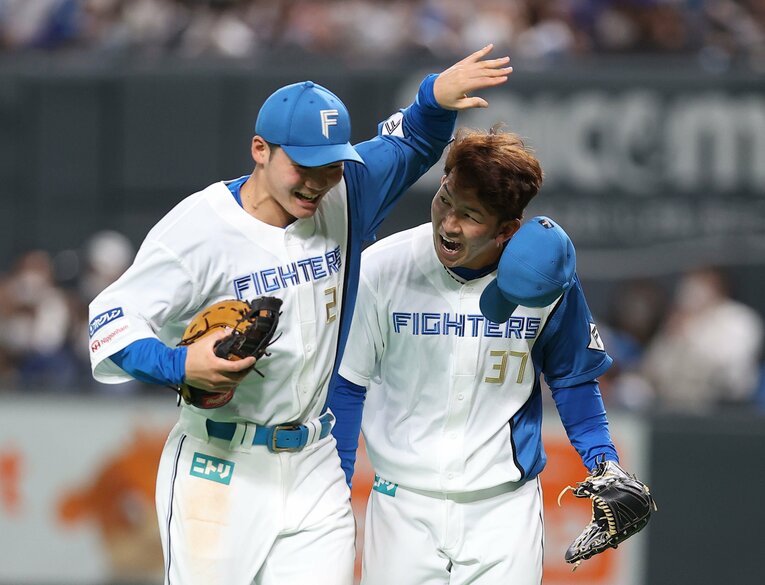 柿木蓮、今年の登板時。清宮幸太郎とともに笑顔でベンチに戻る　©JIJI PRESS