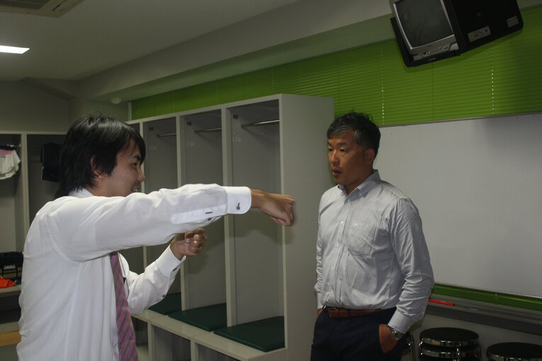 身振り手振りで戦術を伝える龍岡©Sports X