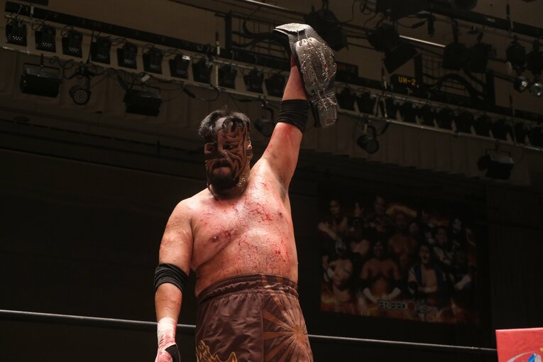 蛍光灯で殴り合い、大流血して…メキシコ人デスマッチファイター「もっと日本にいたい」ビオレント・ジャックの切実な思い「外国人がって…でも、ここがオレの家」(65)