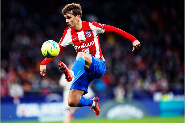 久保建英が“鉄壁アトレティコDF”をミスらせた　今季初ゴール写真に感じる「タケの厄介さ」とは〈撮影者の視点〉(15)