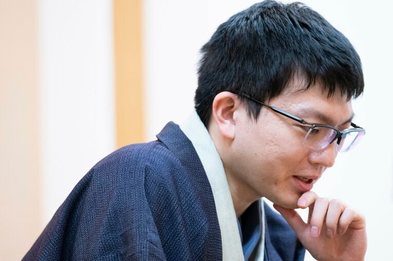 【藤井vs永瀬レア写真】負けても勝っても嬉しそう…2人の感想戦を見る（右に続きます）　©Keiji Ishikawa