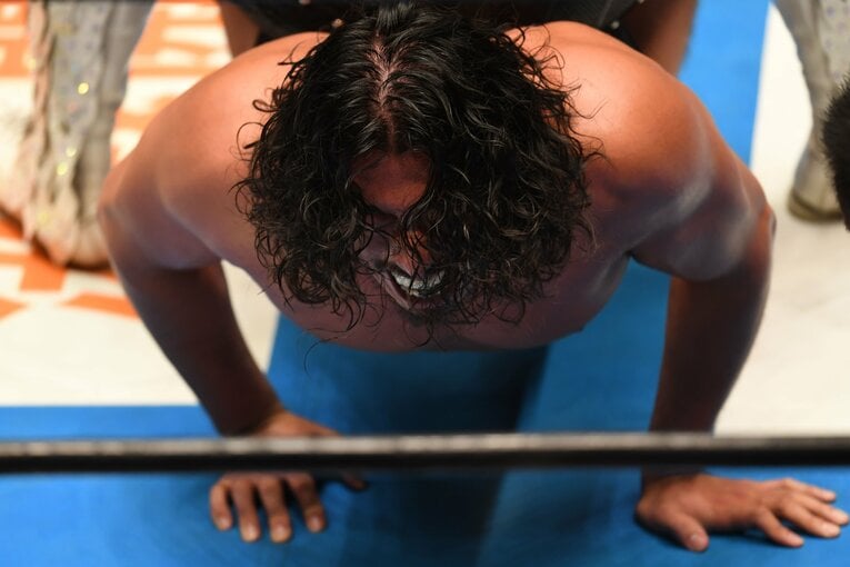 内藤哲也の逆エビ固めに耐える辻陽太　©Masashi Hara