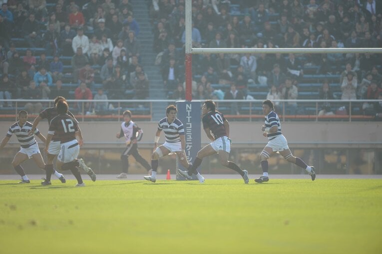 早稲田・山中亮平 vs 明治・田村優　©︎Naoya Sanuki