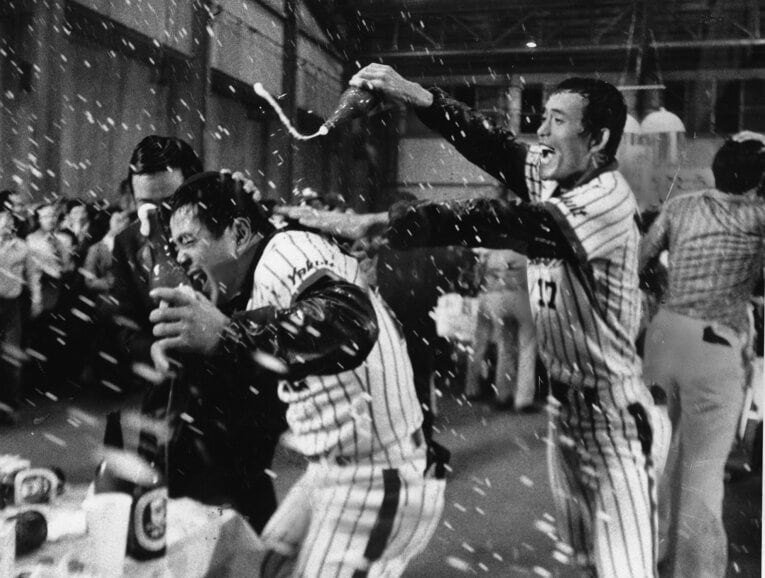 盟友・安田猛と勝利の美酒に酔う松岡弘　©Sankei Shimbun