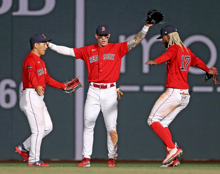 デュラン（中央）、タピアと勝利を喜ぶ吉田正尚　©️Getty Images