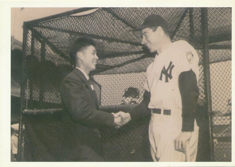 ヤンキースのジョー・ディマジオと握手する田中茂樹（本人提供）