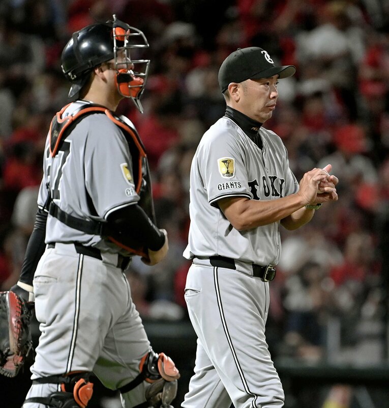 8月の広島戦、2点を失った森田駿哉に降板を告げに行く阿部監督　©KYODO