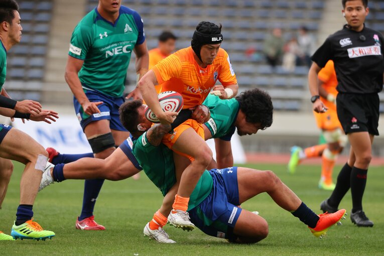 相手を引きずりながら前進する根塚　©︎JRLO