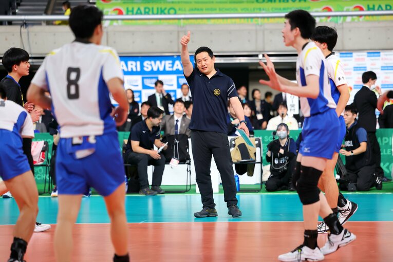 選手に指示を送る駿台学園・梅川大介監督　©︎Naoki Nishimura/AFLO SPORT