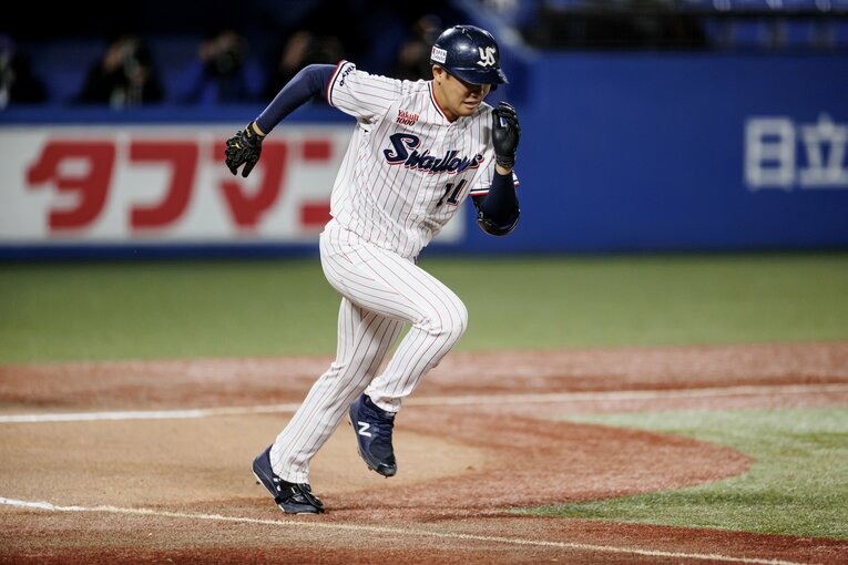 一塁に全力疾走する奥川　©Kiichi Matsumoto