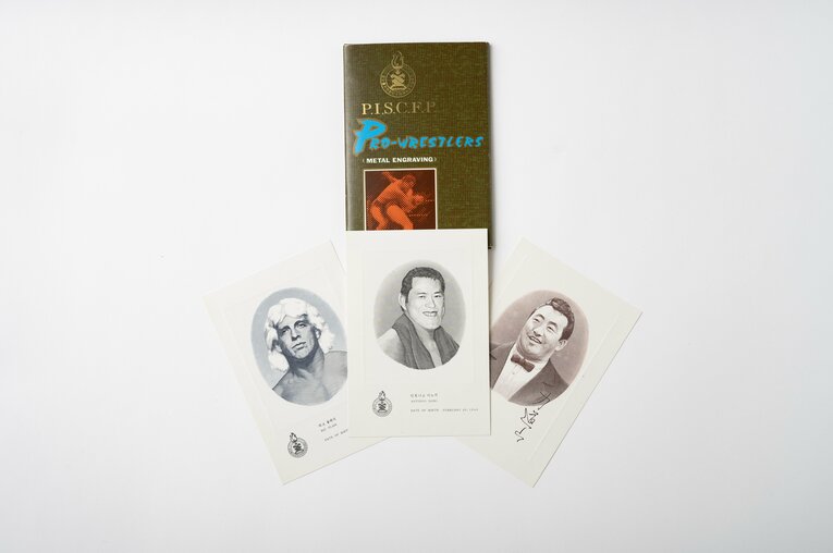 記念の凹版彫刻の肖像画セット　筆者の長谷川晶一氏が所有