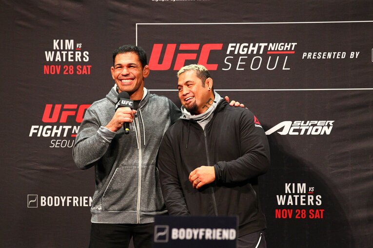 ともに日本で活躍したノゲイラとハントの楽しげな2ショット