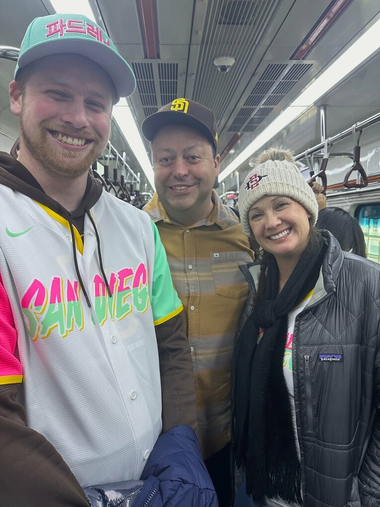 【開幕第1戦／20日】パドレスガチ勢の面々。ハングルバージョンのパドレスキャップを被っている