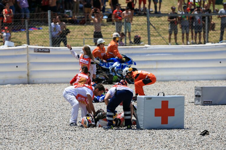 カタルーニャGPのクラッシュで、中上（手前）は一時入院。幸い骨折などの大事はなく、2週間後のドイツGPには出場した