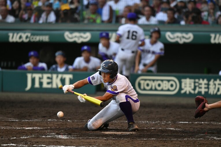 「2018年」林優樹が投じた低めのボールをしっかりと転がした斎藤璃玖　©Hideki Sugiyama