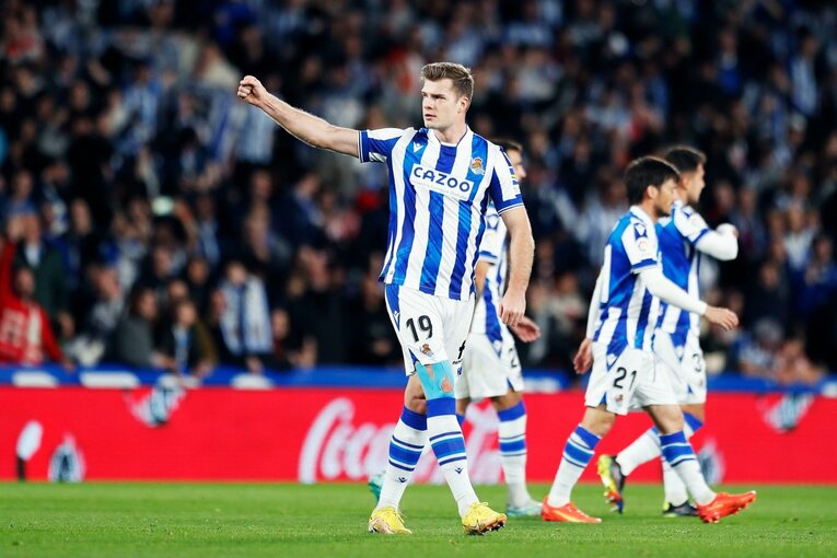 「“クボの疑惑PK”を写真で見ると」「日本代表ユニの少年も」ダービー熱狂のゴラッソ…映像で伝わりきらない“MVP久保建英”の英雄ぶり(33)