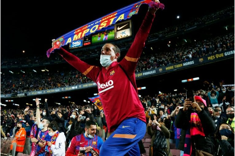 シャビ新監督41歳は暗黒バルサを救えるか 《メッシとの黄金連係・涙を撮ったカメラマン》が就任会見・初采配に見た“希望”とは(37)