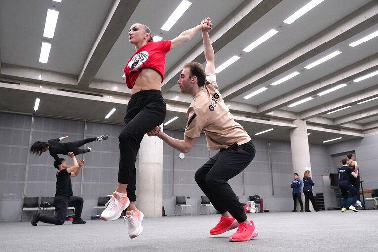 練習風景（1/2）「だから持ち上げられるのか…」練習するりくりゅうペア　©Getty Images