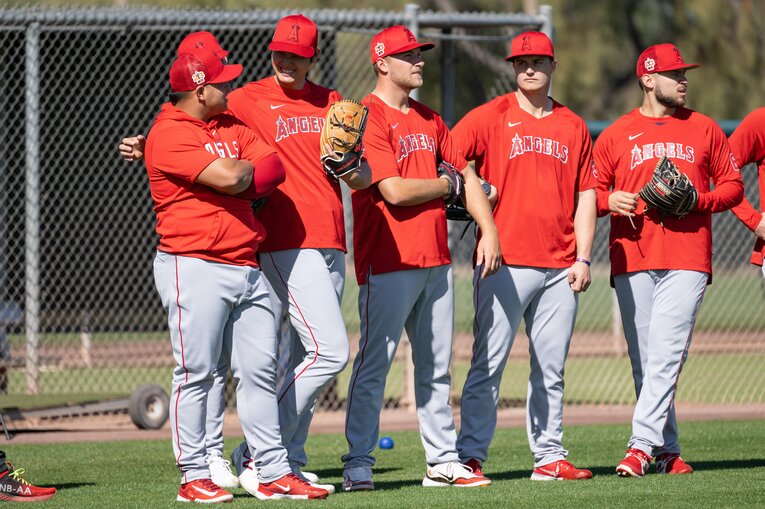 ベネズエラのホセ・スアレス投手とじゃれあう大谷　©Nanae Suzuki