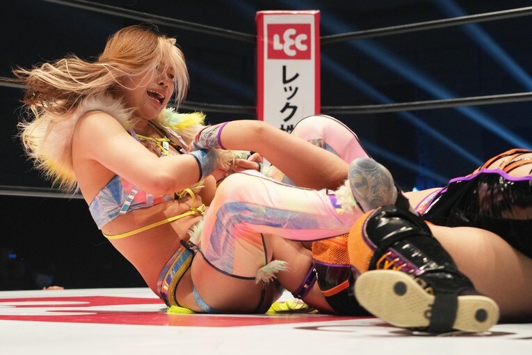 琉悪夏の腕を取りにいく羽南　©Essei Hara