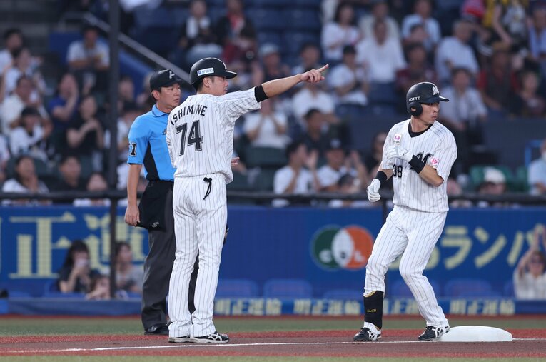 サードコーチャーに立つ伊志嶺コーチ　©Chiba Lotte Marines