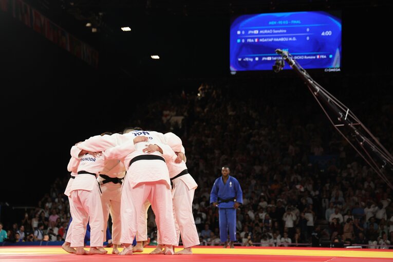 混合団体戦、決勝フランス戦に臨む日本　©Tetsuya Higashikawa/JMPA