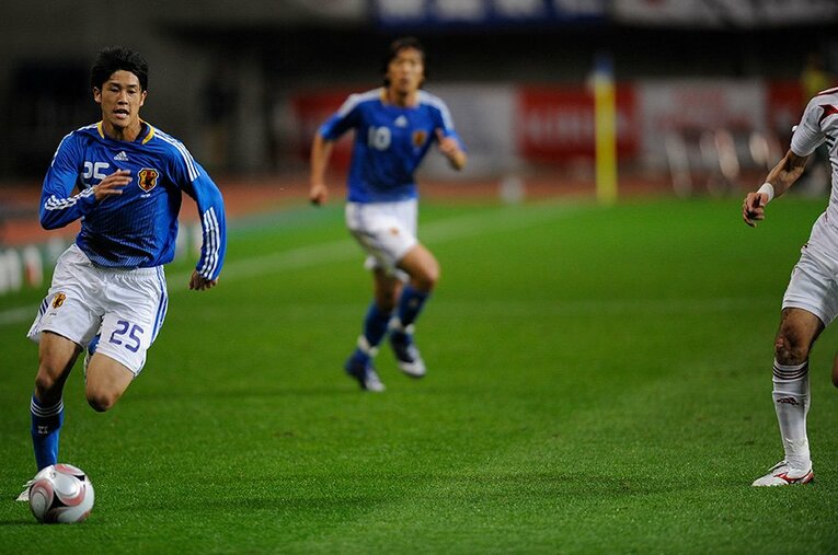 左足で跨ぎ、ジェスチャーは大きく。帰ってきた内田篤人の変化と不変。(4) ／ photograph by Takuya Sugiyama