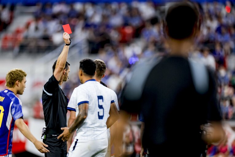 PKを与えたエルサルバドルの選手にはレッドカードが提示された　©Kiichi Matsumoto