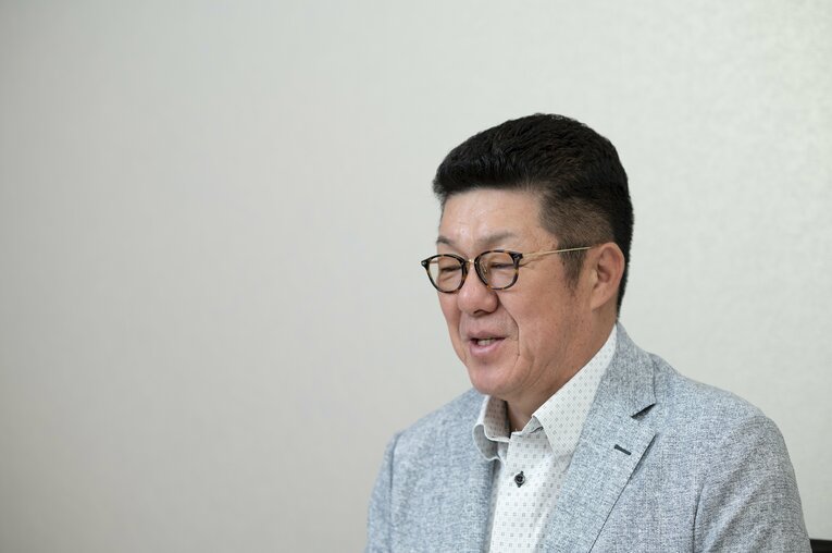 インタビューに答える現在の佐々岡真司さん。女子野球・三次ブラックパールズのGMも務める　©Tadashi Hosoda