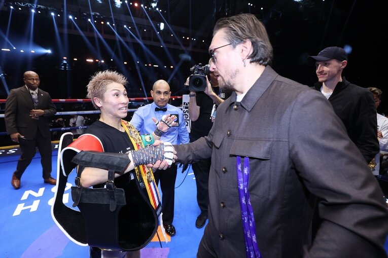 試合後に話をするウシクと井上　©Getty Images