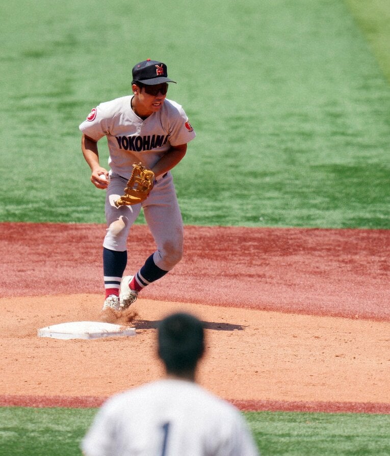 話題となった疑惑の場面。セカンド・緒方漣は二塁を踏んで一塁へ送球しているように見えたが、オールセーフの判定に　©NIKKAN SPORTS