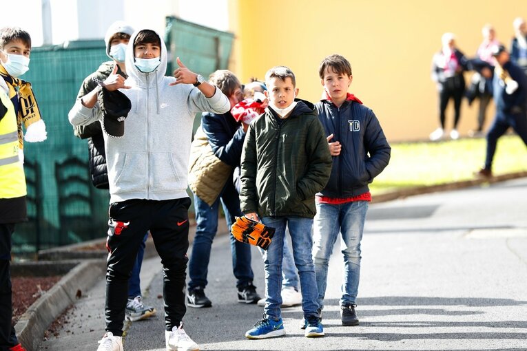 「山の斜面にスタジアム」「守田英正のお薦め料理は…」日本代表MFが戦う“離島クラブ”は美しい風景とグルメ満載だった《現地で撮影》(14)