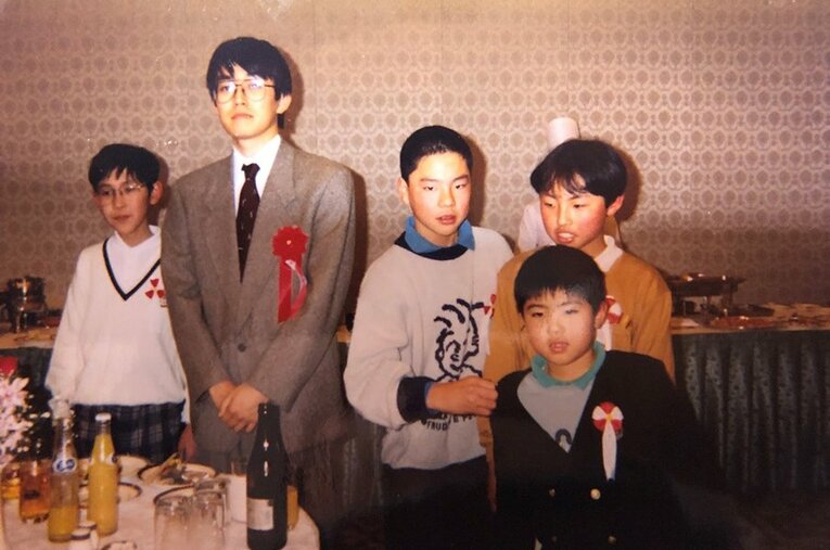 幼少期、羽生善治九段と写真に収まる糸谷哲郎八段（右端） ／ photograph by Yasuhiro Itodani