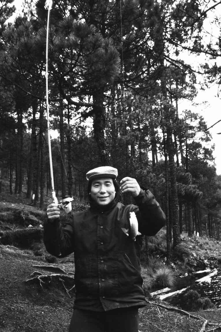 トルーカで釣りを楽しむグラン浜田。1978年9月　©Essei Hara