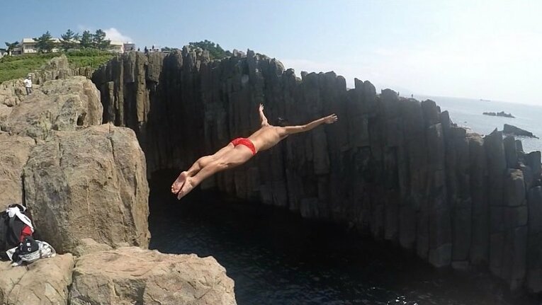 クリフダイビングの様子／本人のインスタグラムより