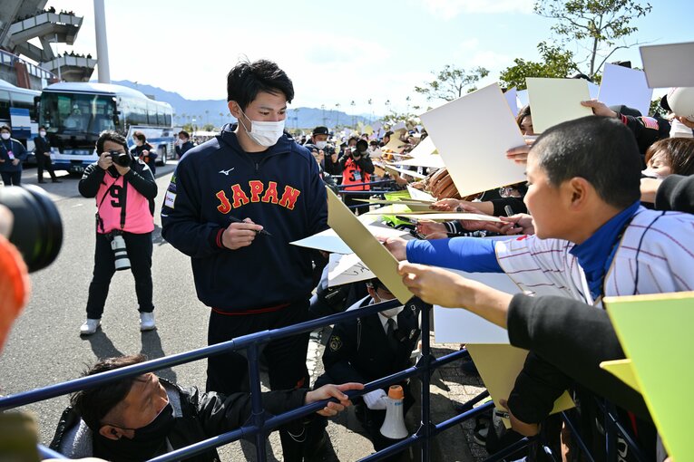 子どもたちを中心に要望に応えていく佐々木 ©Hideki Sugiyama