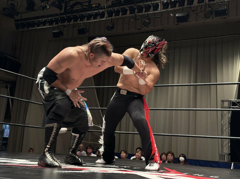 スワイプすると「エル・デスペラードvs葛西純」など激闘写真をご覧になれます　©Norihiro Hashimoto