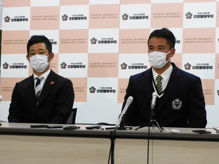 高橋監督と畔柳　©Jun Aida