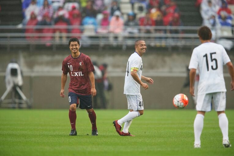 2015年、中田浩二・柳沢敦・新井場徹の合同引退試合で小笠原満男と　©Kiichi Matsumoto