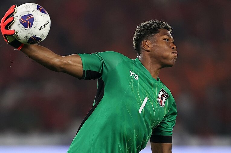 インドネシア戦立ち上がりの大ピンチをビッグセーブで防いだ鈴木彩艶。ブラジル人記者はこのプレーが展開を左右したと評した ／ photograph by Robertus Pudyanto/Getty Images