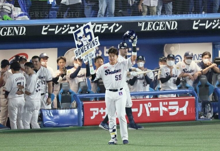 王貞治の記録を抜く、シーズン56本目のホームランを放ったヤクルト村上宗隆（2022年）©︎JIJI PRESS