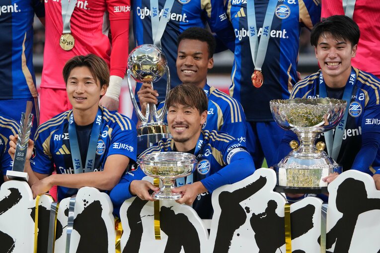 天皇杯を制したFC町田ゼルビア。トロフィーを片手に笑顔の望月ヘンリー　©️Getty Images
