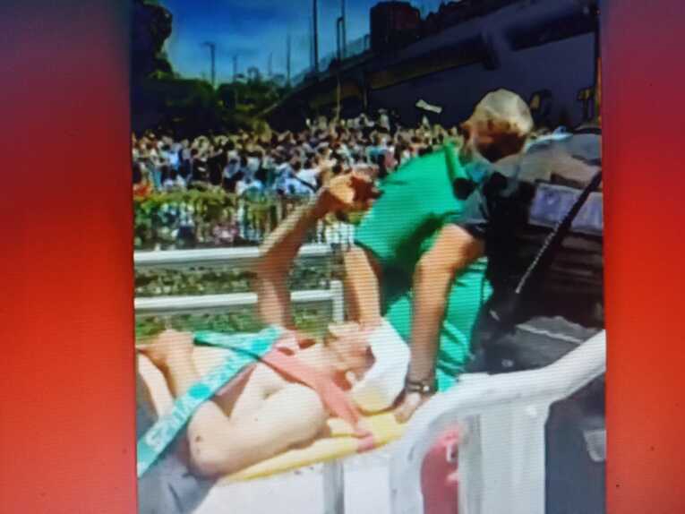 怪我したのに応援をやめない人　※ブラジル『グローボ』より