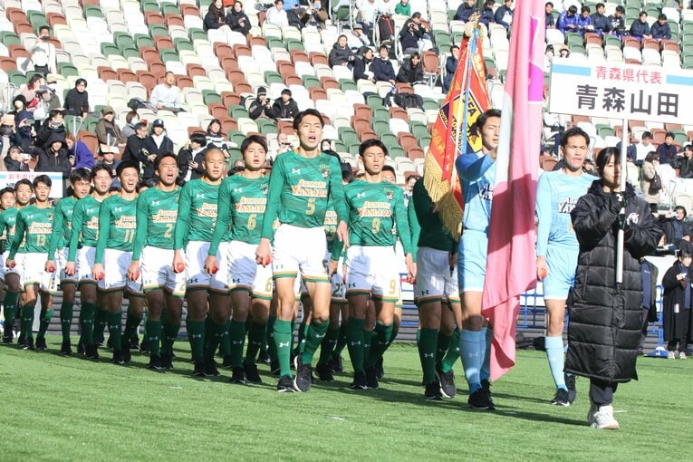 開会式では青森の名産りんごを手に入場した青森山田イレブン。初戦は31日、激戦区・福岡を勝ち進んできた飯塚高と対戦する　©︎Takahito Ando