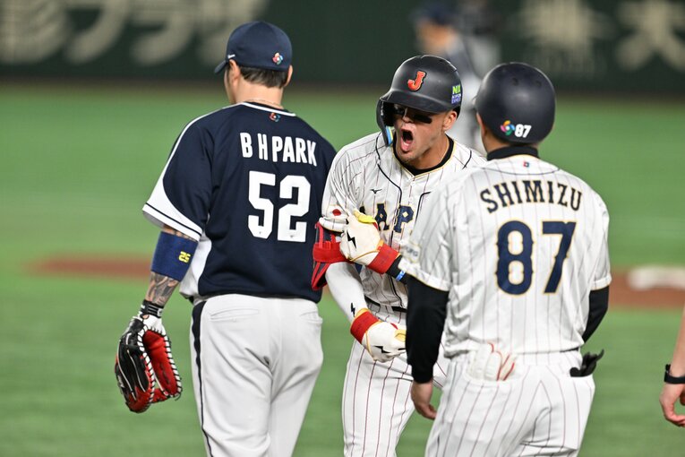 韓国戦の3回、反撃の口火を切るヒットを放ち渾身のガッツポーズ ©Naoya Sanuki