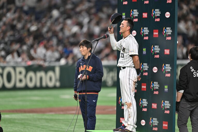 韓国戦後、ヒーローインタビューを受けるヌートバー　©Naoya Sanuki