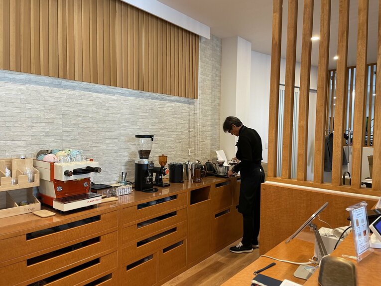 福岡県糸島市でカフェのマスターを務める現在の田之上慶三郎さん（53歳） ©NumberWeb