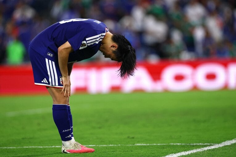 試合後、サポーターに向けてお辞儀する上田　©AFLO