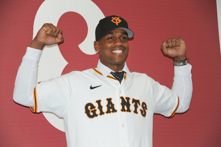 ヘルナンデスの巨人入団会見。年俸5000万円、当初はそれほど期待度も高くなかった？　©︎JIJI PRESS